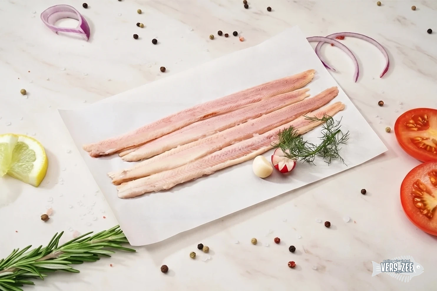 Enkele rauwe palingfilets op bakpapier met dille, radijs, knoflook en groente op marmeren ondergrond.