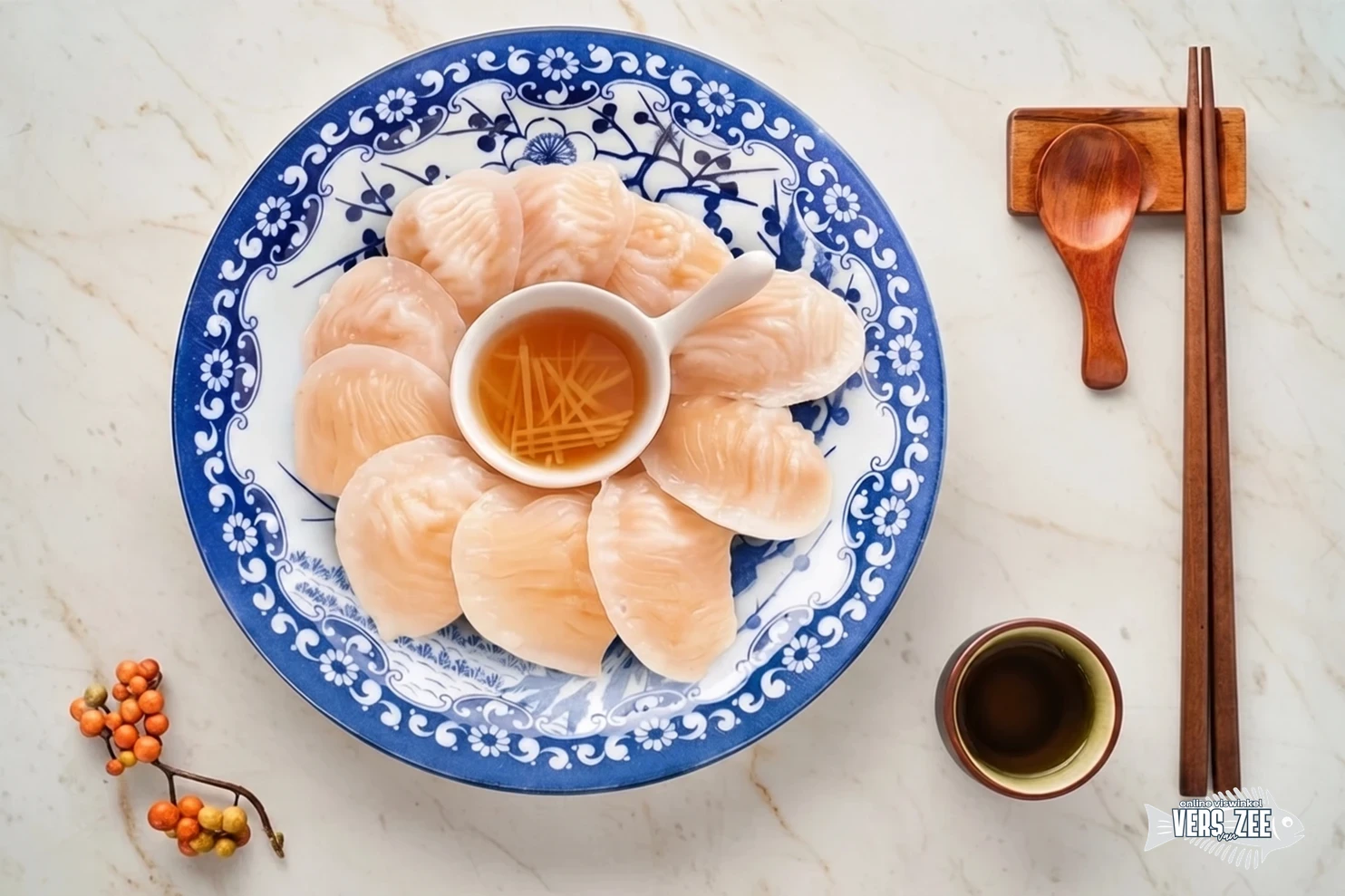 Dicht opgemaakte schaal met gestoomde dumplings, een kommetje gember-sojasaus in het midden, blauwe randdecoratie, houten chopsticks, lepel en kopje saké ernaast op marmeren ondergrond.