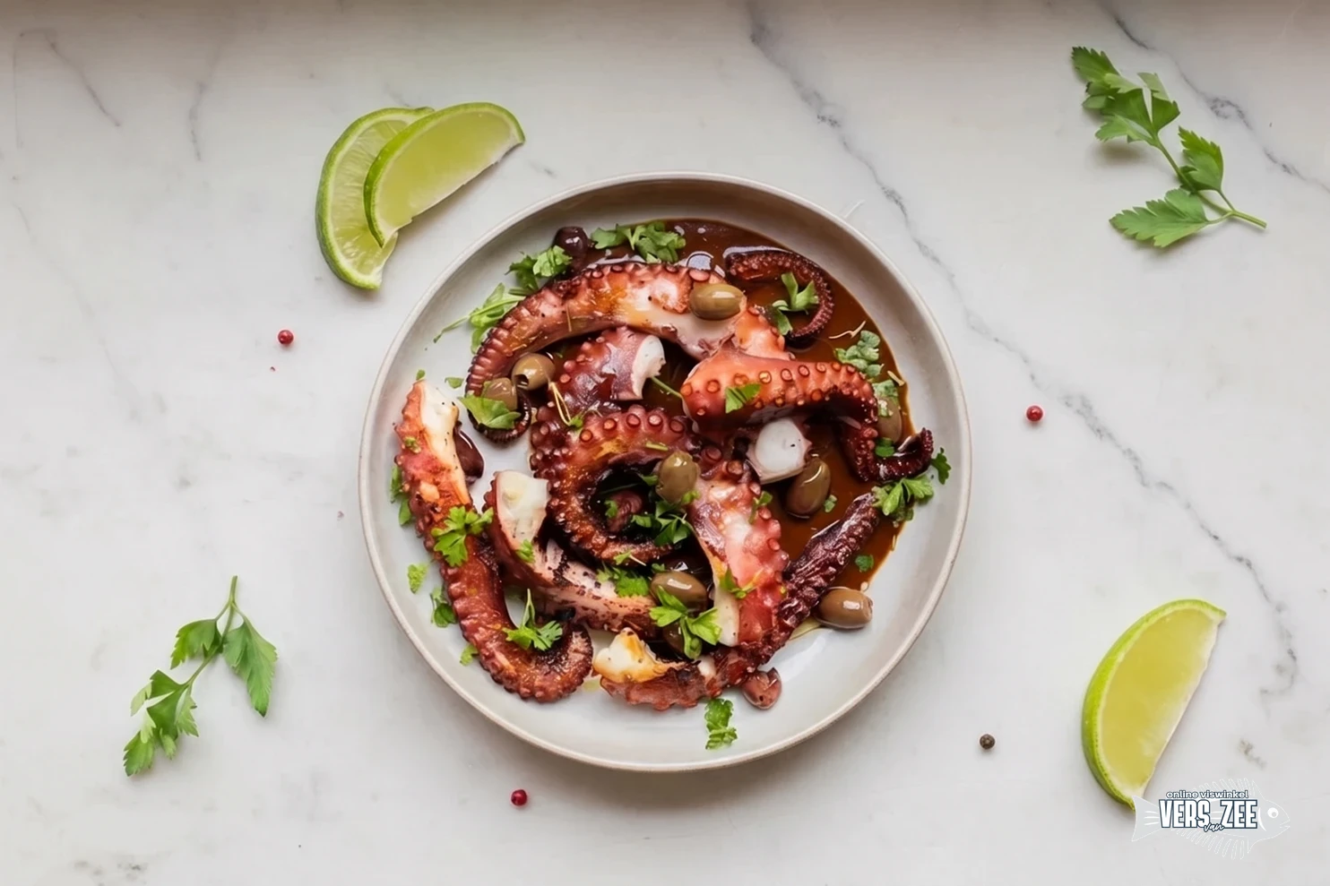 Gekookte octopus met kruiden en limoen
