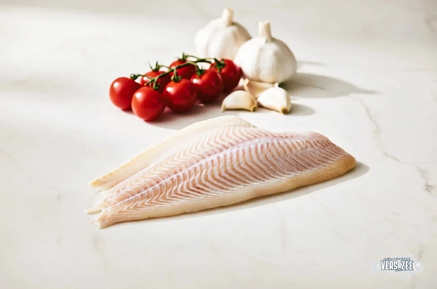 Verse scholfilet met tomaten en knoflook